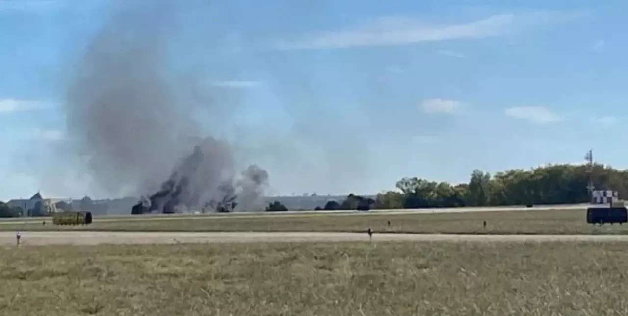 Video: dos aviones chocaron en el aire durante una exhibición en Dallas