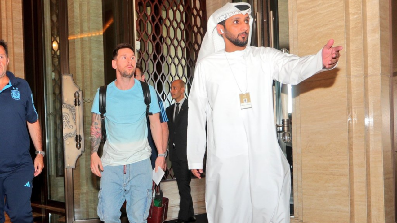 Messi llegó a Abu Dhabi junto a Di María y Paredes