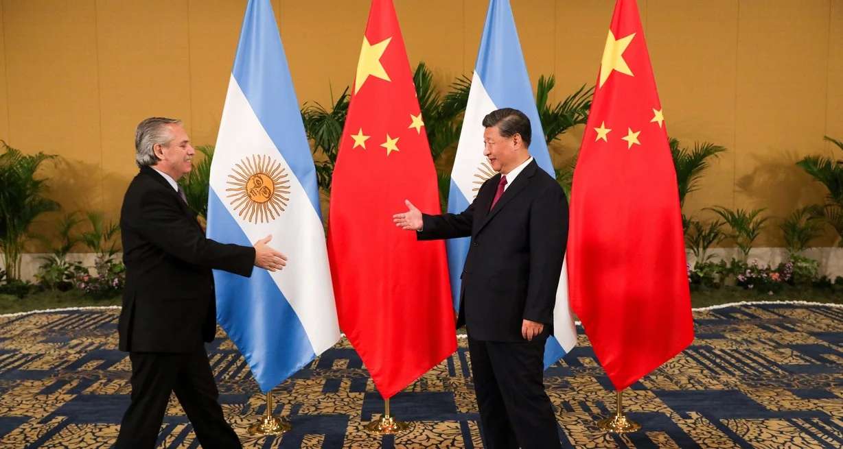 Alberto Fernández se reunió con el presidente chino Xi Jinping tras sufrir una gastritis erosiva