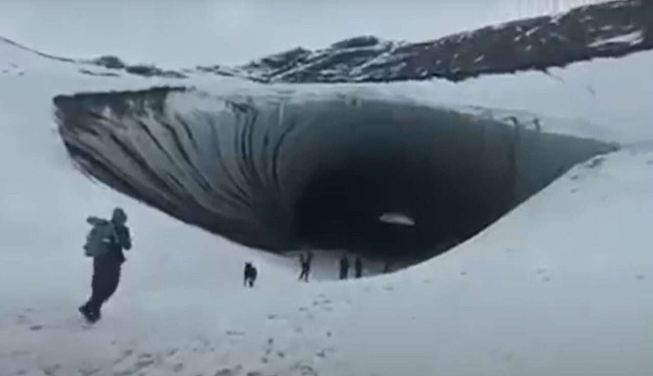 Video: un turista brasileño murió aplastado por una placa de hielo que se desprendió del techo de una cueva en Ushuaia