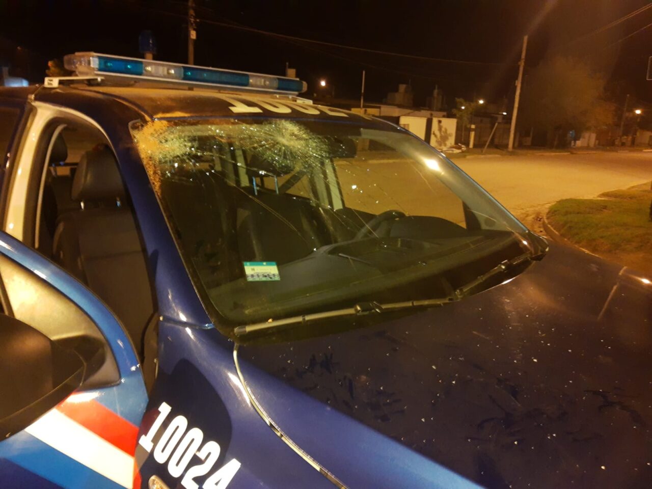 Venado Tuerto: destrozan a piedrazos el parabrisas de un móvil policial