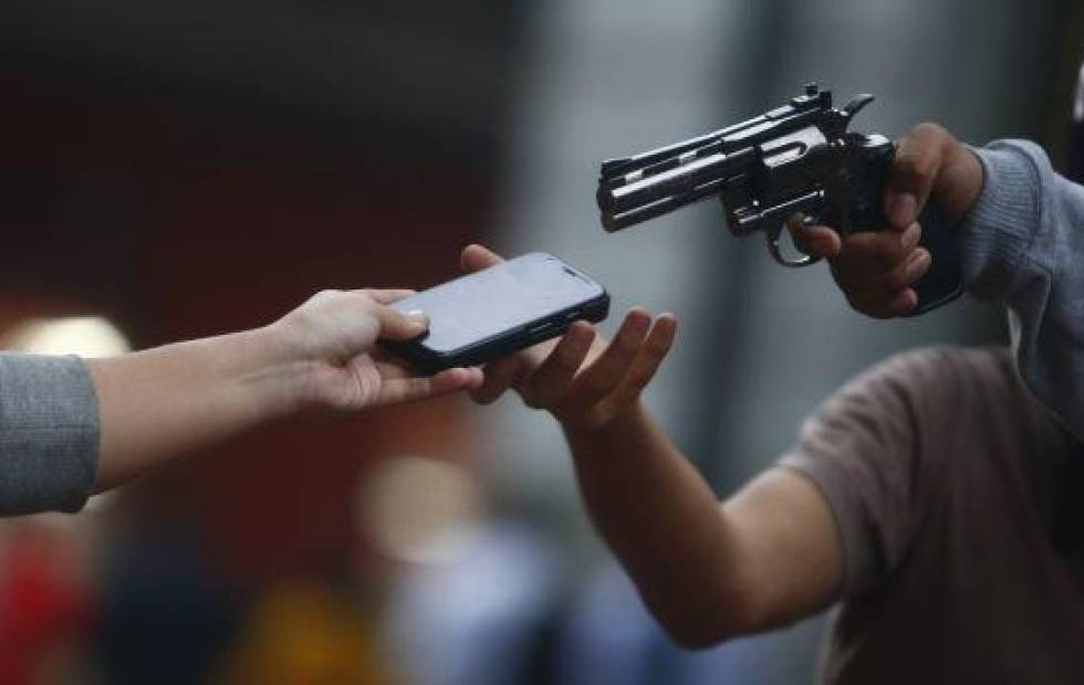 A punta de pistola le roban el celular a una mujer en Villa Cañás