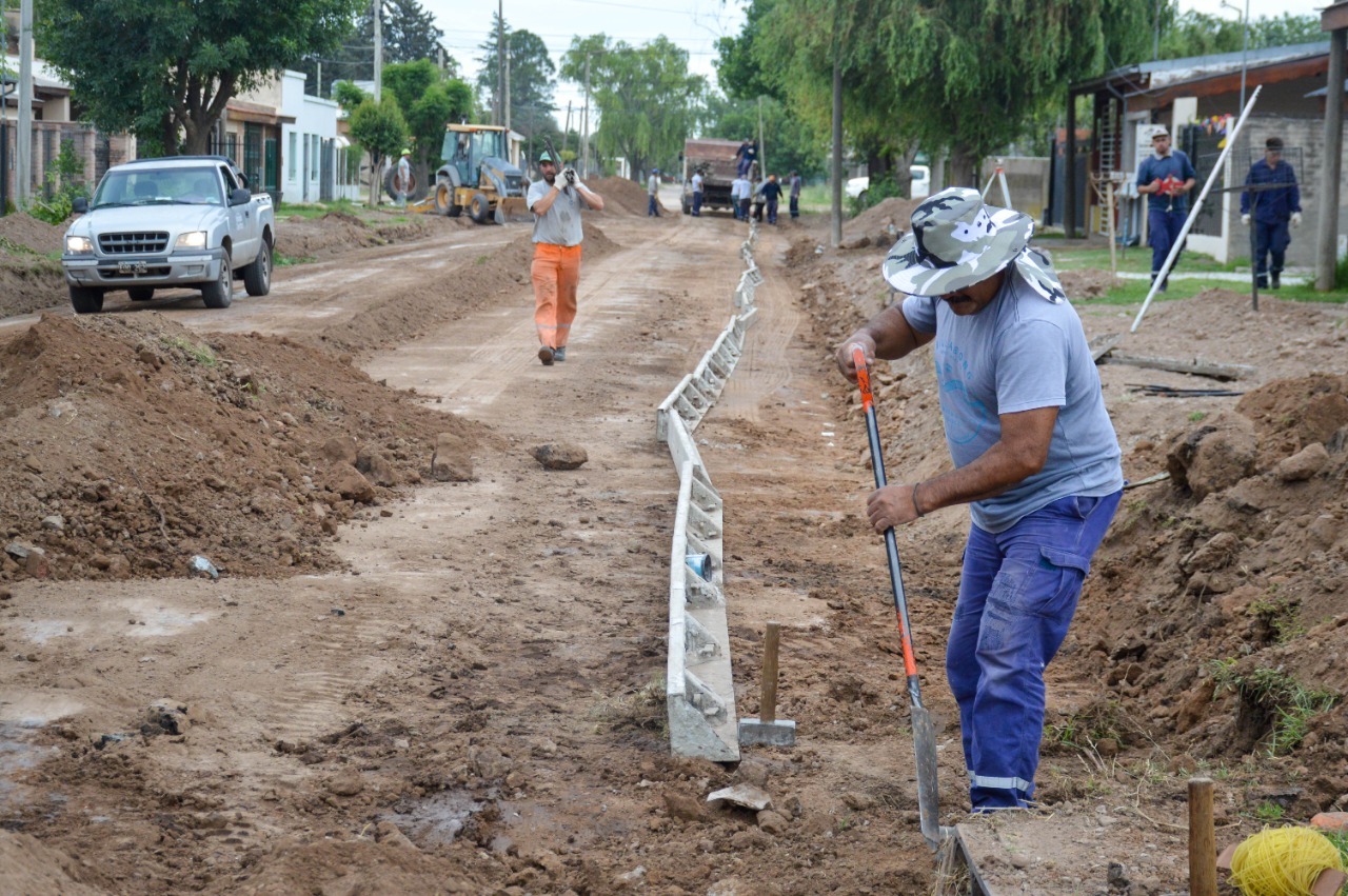 Cuadrillas municipales avanzan con trabajos de hormigonado y reparación de calles de pavimento 