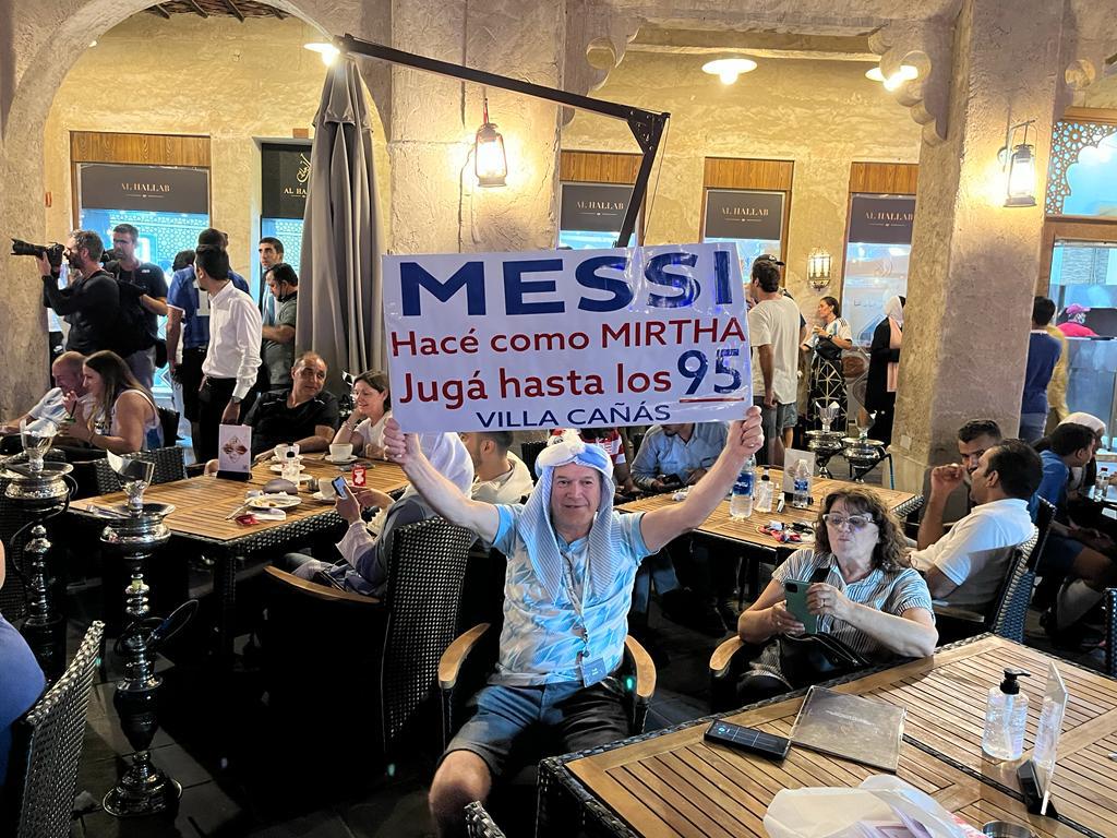 Qué hay detrás de la foto que se viralizó del cañaseño pidiéndole a Messi que juegue “hasta los 95 como Mirtha”