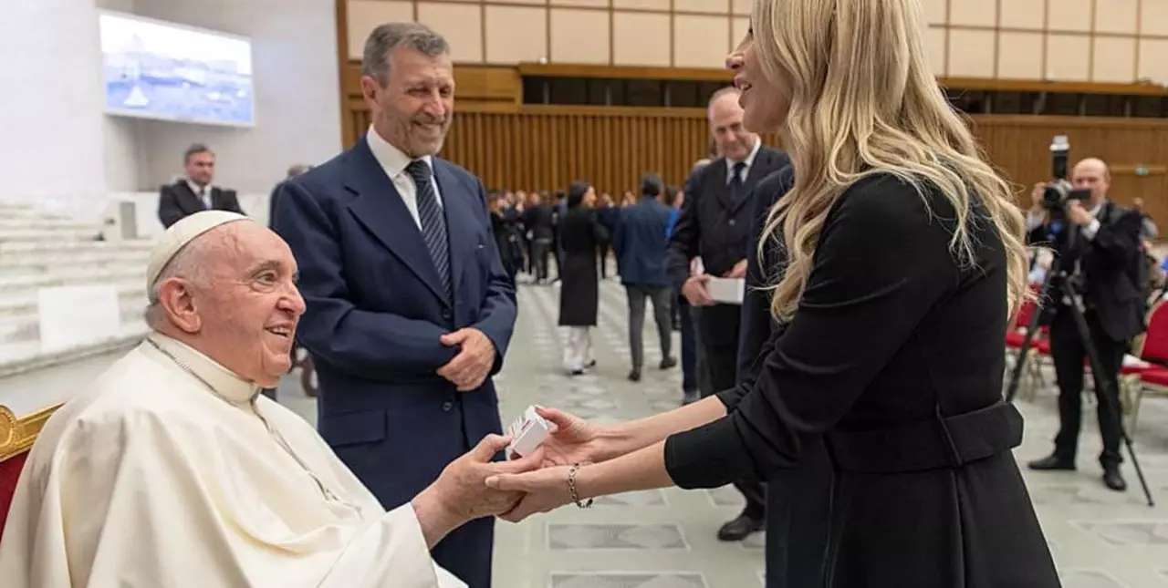 El papa Francisco recibió a Fabiola Yáñez en el Vaticano