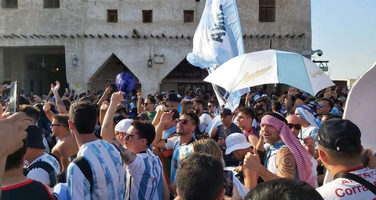 El día que los argentinos paralizaron Souq Wakif con un emotivo banderazo