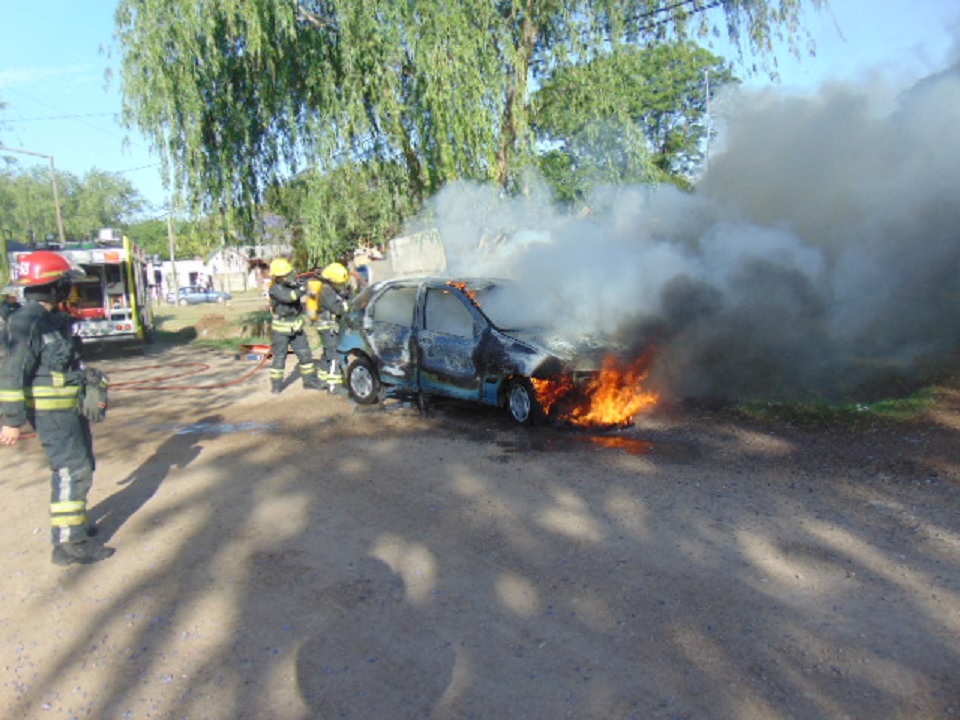 Bomberos venadenses sofocaron el incendio de un auto en la vía pública
