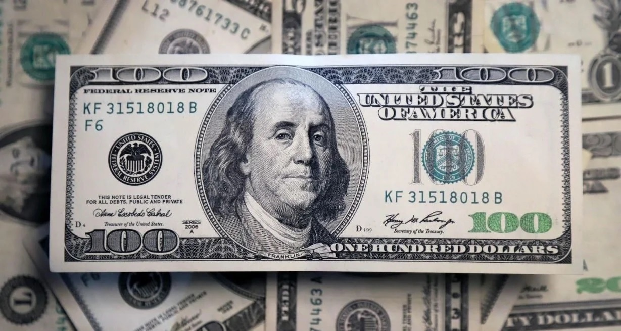 El dólar “blue” dio otro salto y llegó a los $ 320
