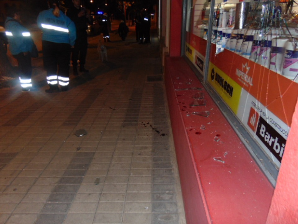 Venado Tuerto: Bomberos asistió a joven herido por golpear y romper vidriera