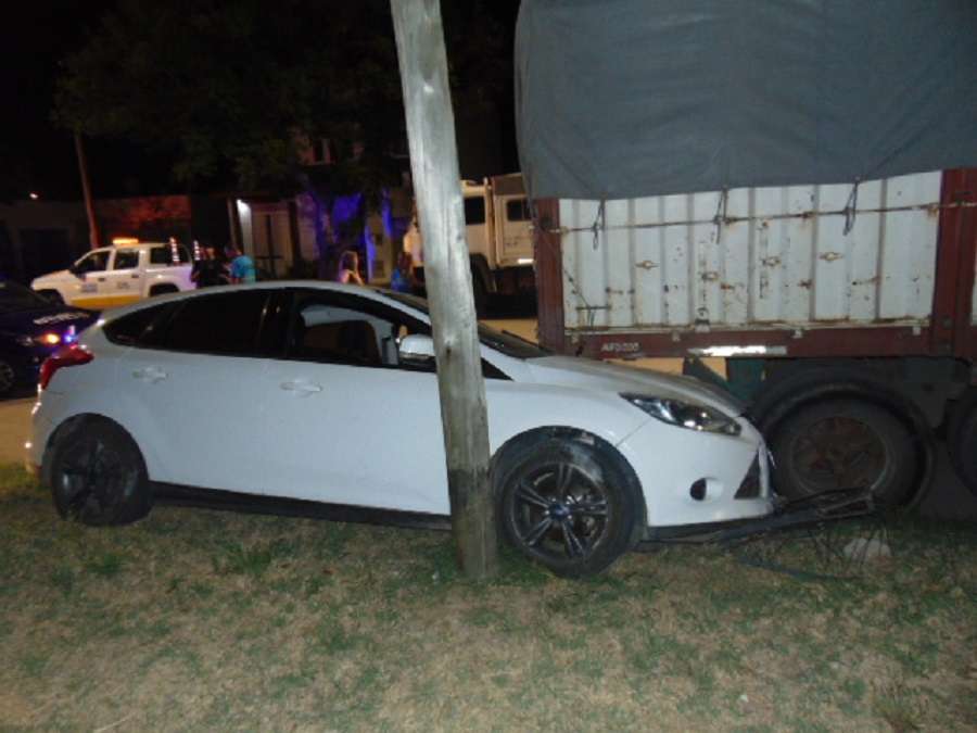 Fuerte accidente: se chocó un camión estacionado  