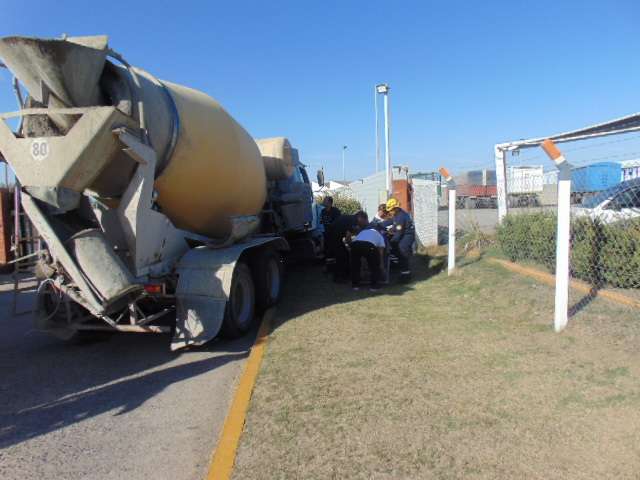 Ruta 8: se descompensó el chofer de un camión cargado con cemento e impactó el frente de una empresa  