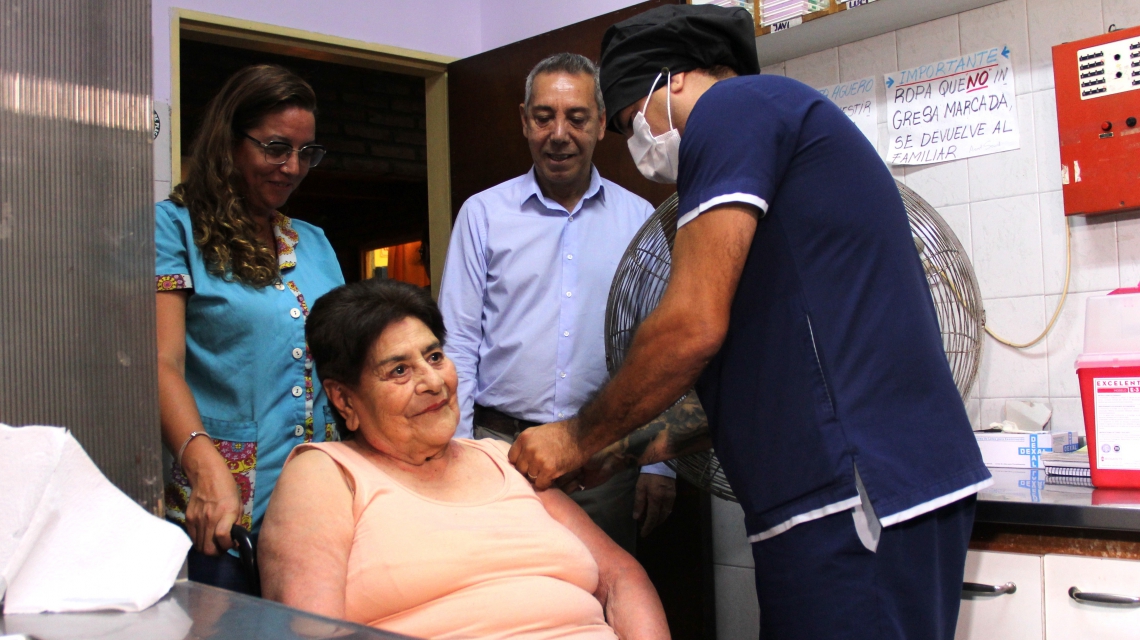 Comenzó el operativo de vacunación con quinta dosis en geriátricos de la provincia