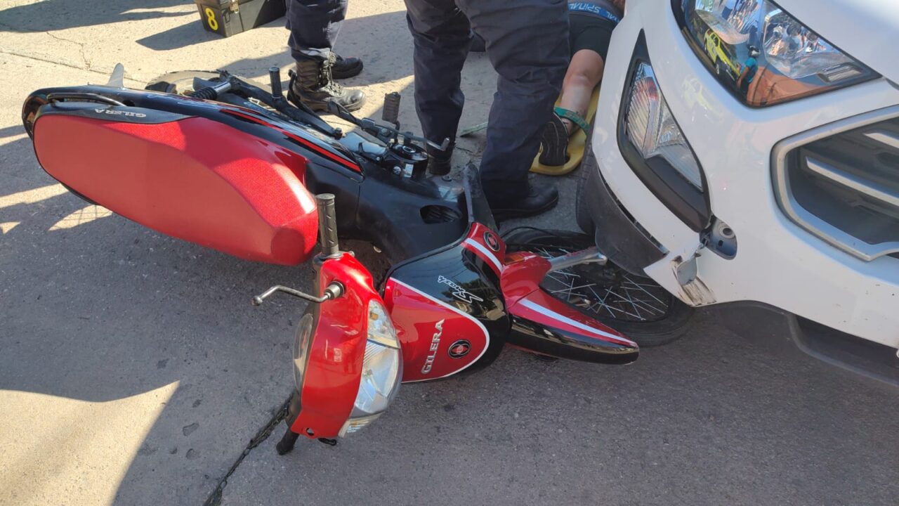 Choque entre moto y utilitario deja dos heridos trasladados al Hospital Gutiérrez
