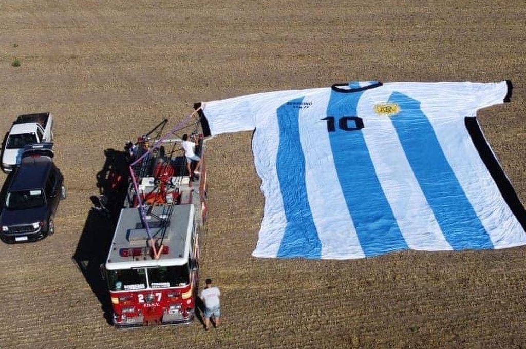 Crearon una enorme camiseta de Messi y la llevaron en helicóptero a Rosario