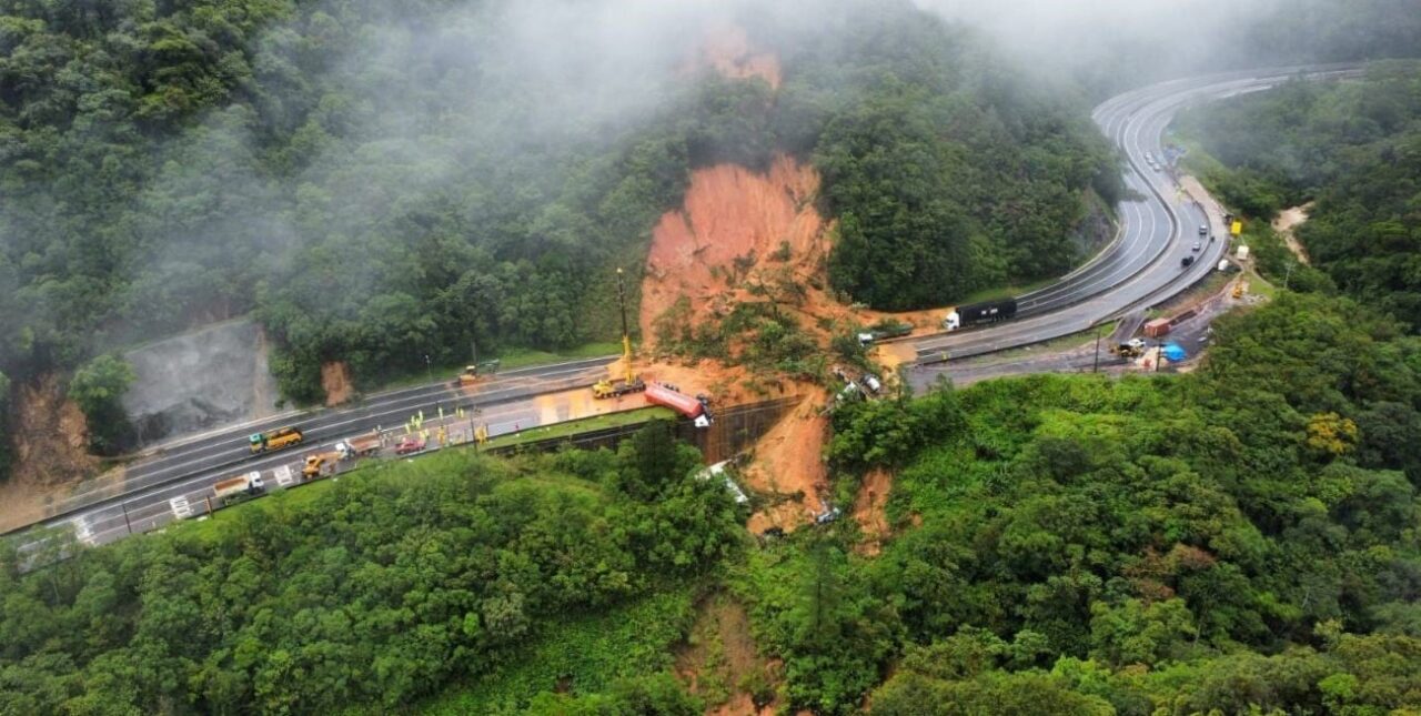 Un alud sepultó parte de una carretera en Brasil y dejó al menos dos muertos y 30 desaparecidos
