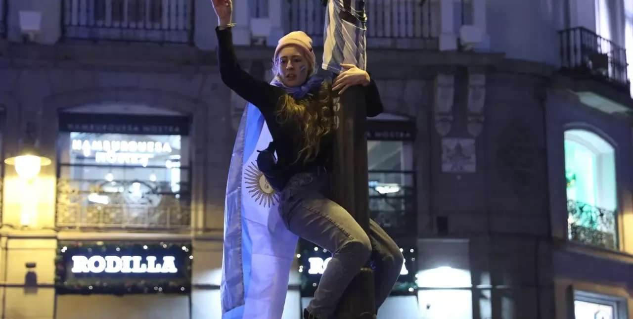 Argentinos detenidos en Madrid por incidentes en festejos: se quisieron trepar a un árbol de Navidad