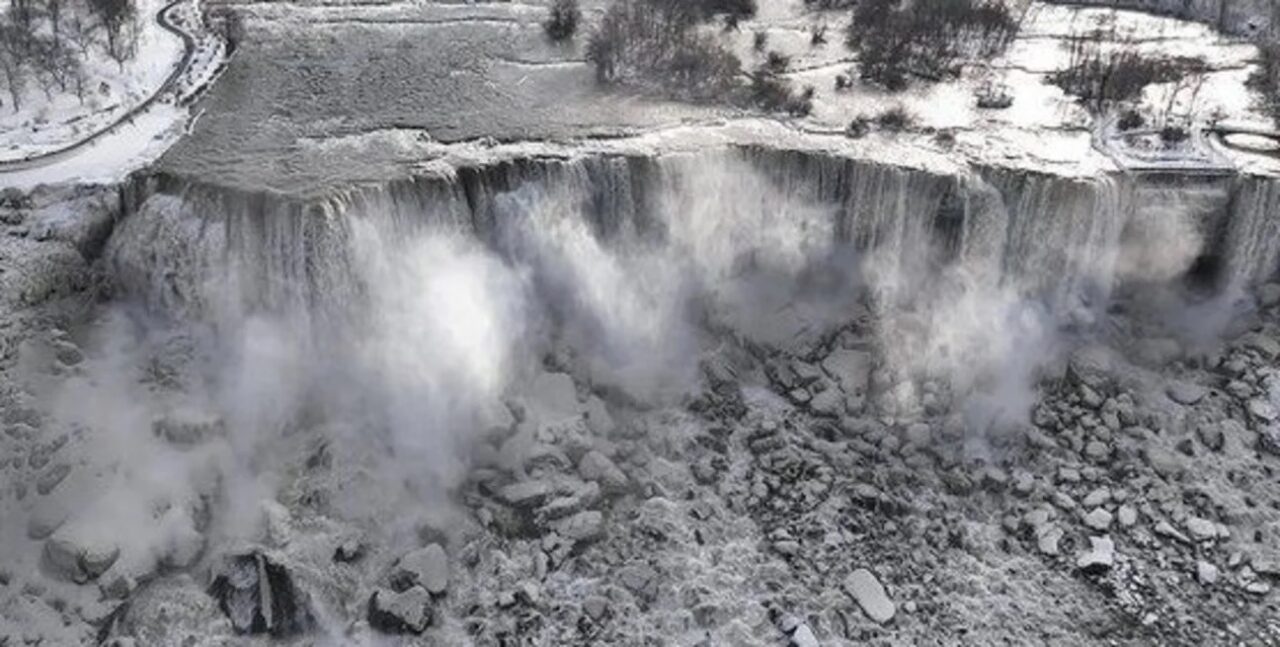Impacto de la tormenta invernal Elliot: se congelaron las cataratas del Niágara