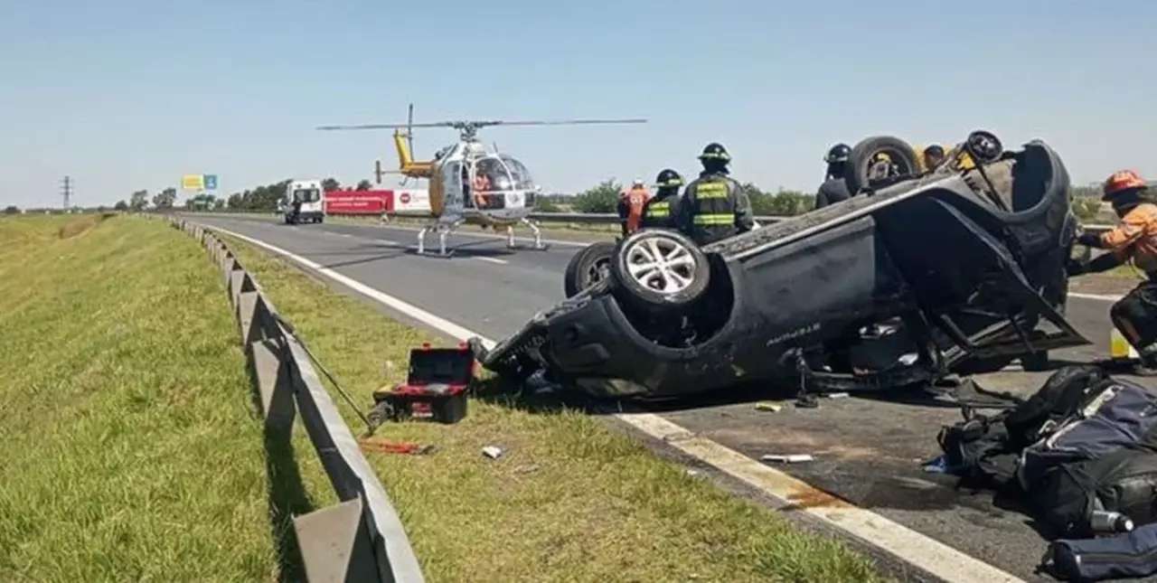 Vuelco fatal en la autopista Rosario – Córdoba: un muerto y tres heridos