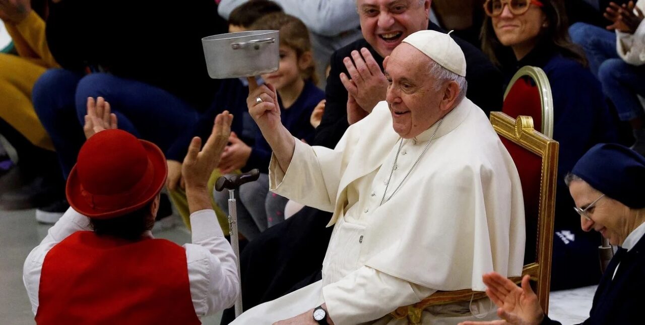 El papa Francisco admitió que firmó su renuncia