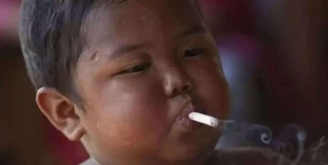 Así luce el niño fumador: caso que conmocionó al mundo