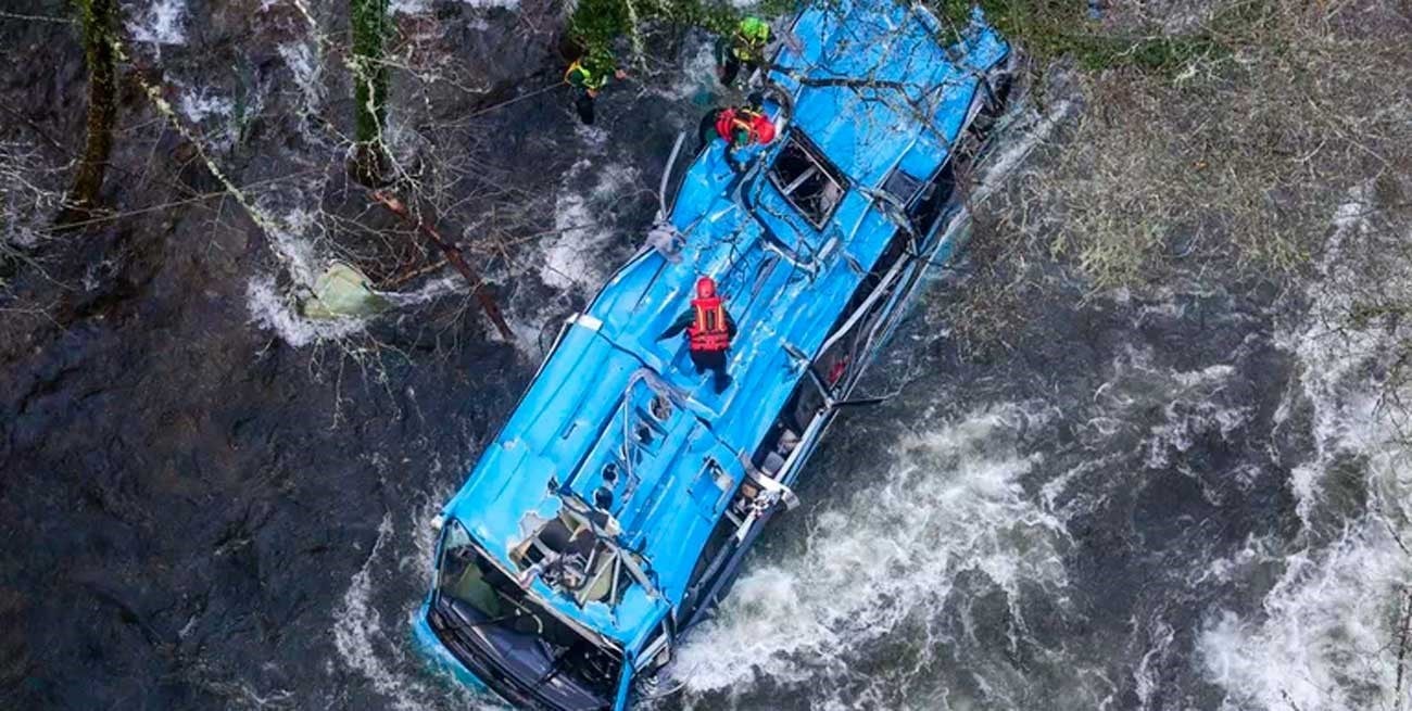 Mueren cuatro personas al caer un colectivo a aun río en Galicia