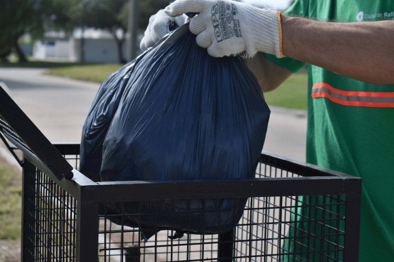 Proponen que el Municipio facilite cestos de residuos a los vecinos que los requieran
