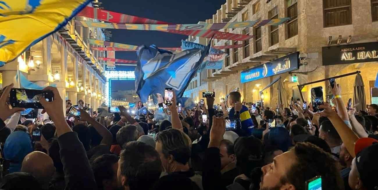 Otro banderazo argentino: el centro de Souq Wakif se llenó de gritos de esperanza