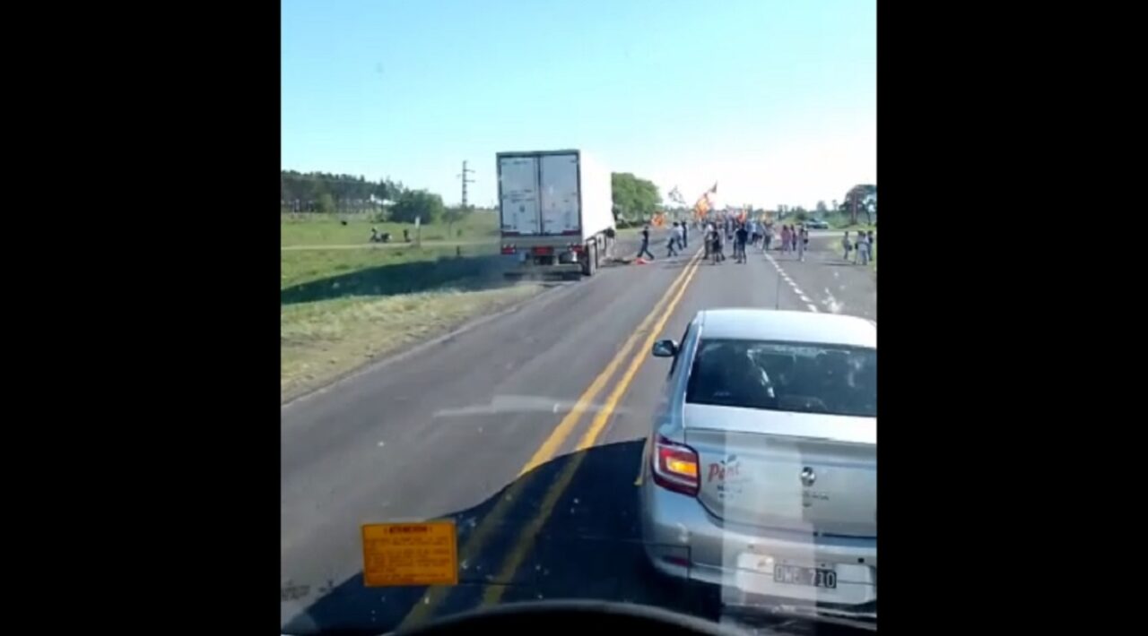 (Video) De locos: un camión atravesó a gran velocidad un piquete sobre la Ruta 11