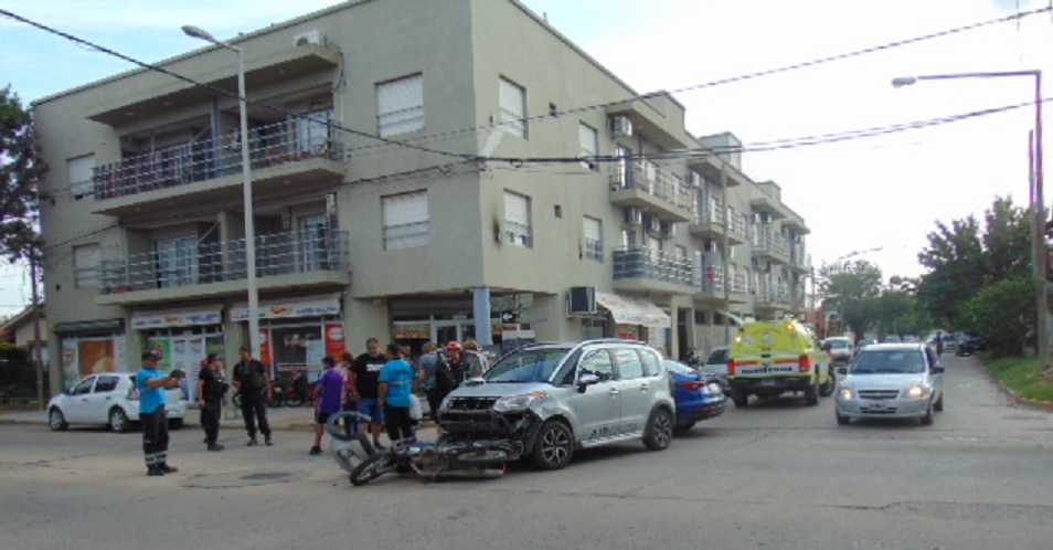 Motociclista herida al chocar con un auto en avenida Estrugamou