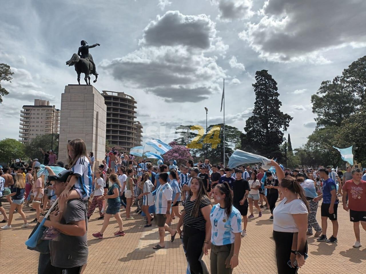 Venado festeja el “Argentina Campeón”, en la plaza San Martín repleta