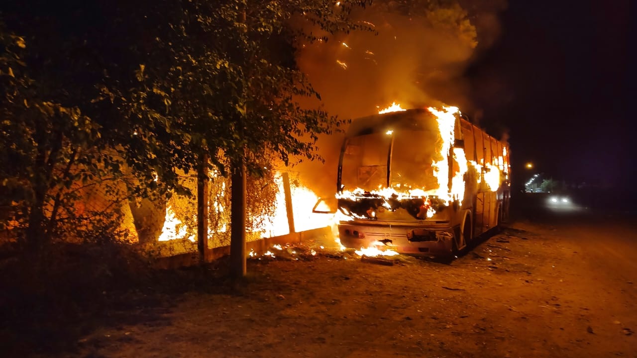 Descontrolado incendio de colectivo abandonado, llegó al predio de Obras Sanitarias