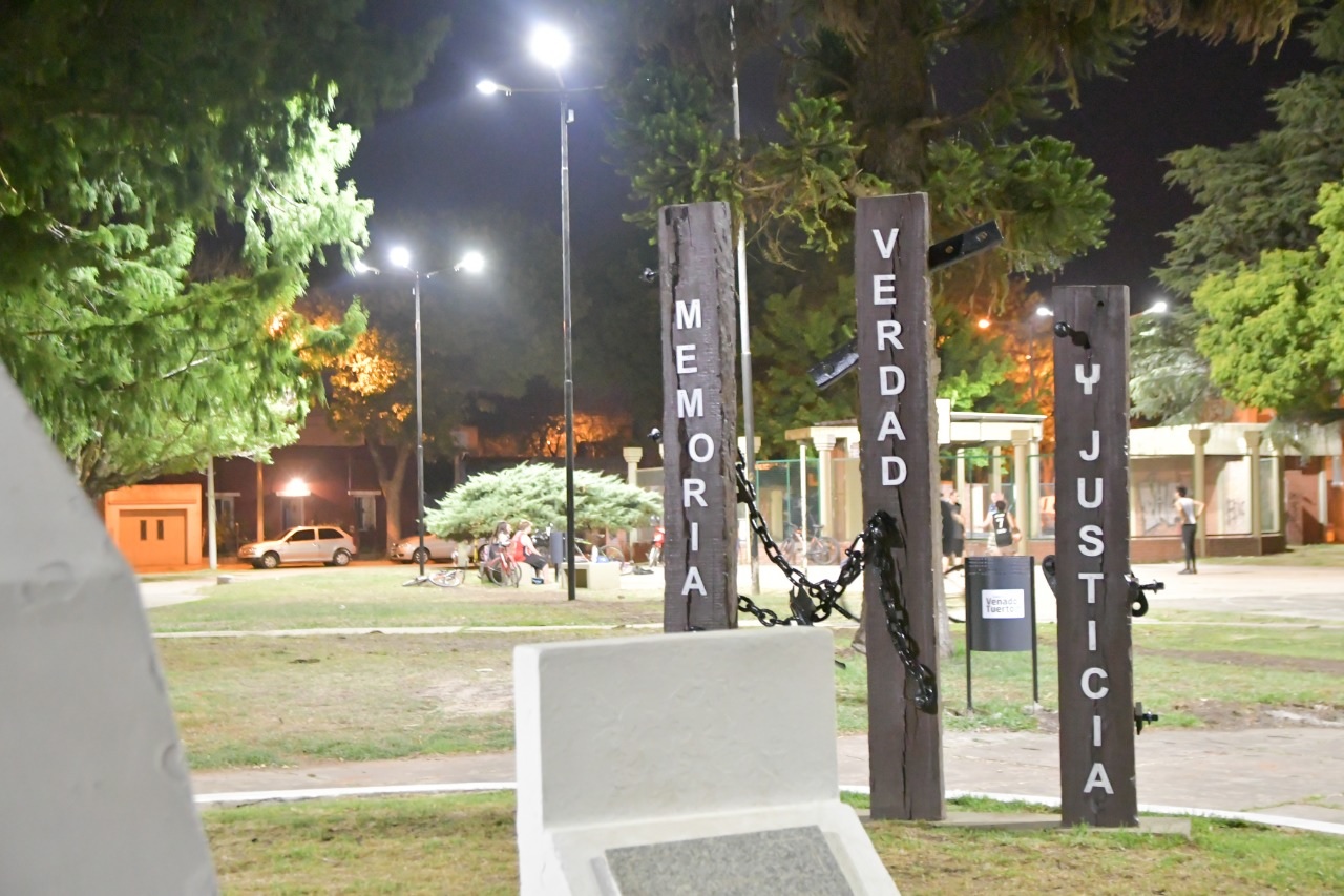 El gobierno municipal y la CEVT inauguraron nuevas luces led en la plaza De la Democracia
