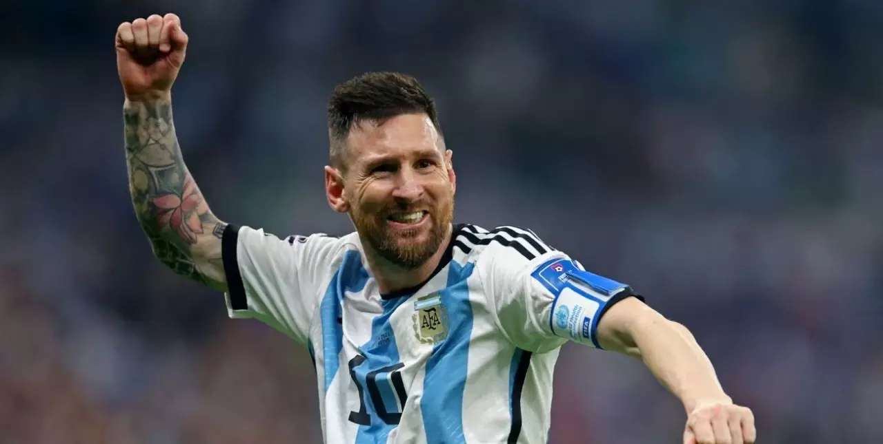 La increíble historia detrás de las ojotas que usa Lionel Messi
