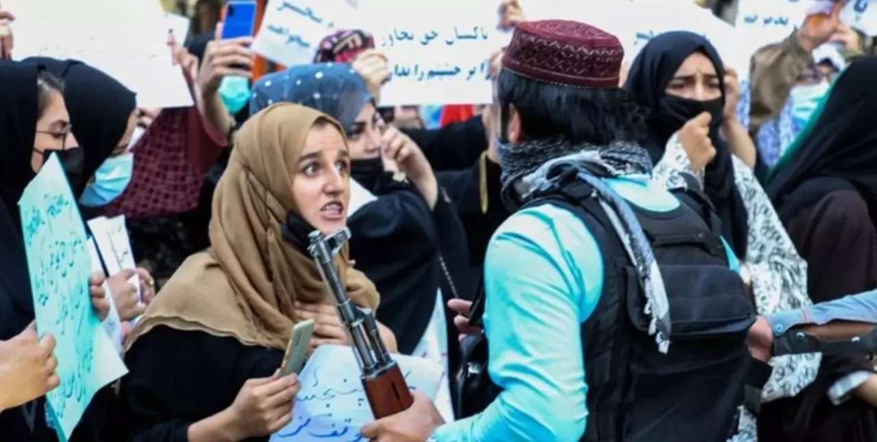 Afganistán: los talibanes prohíben a las mujeres en trabajar para ONGs