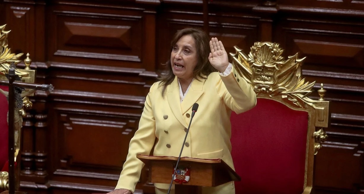 Dina Boluarte juró como nueva presidenta de Perú
