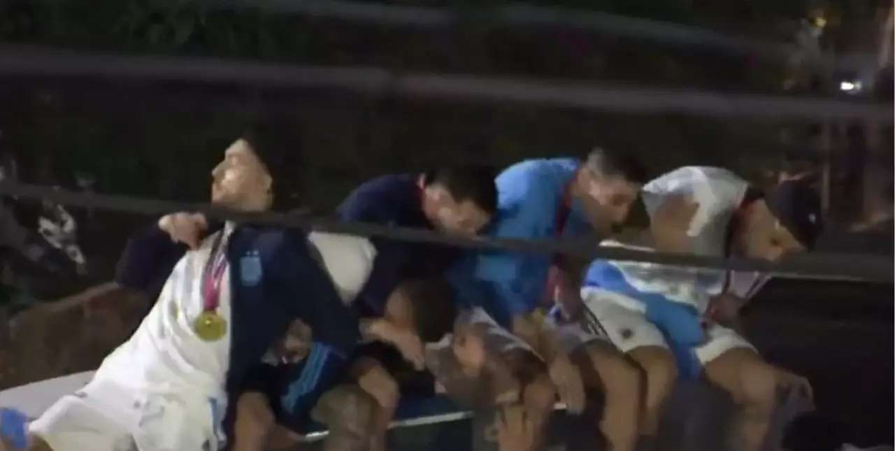 Video: los jugadores de la Selección Argentina chocaron un cable de alta tensión en la salida de Ezeiza