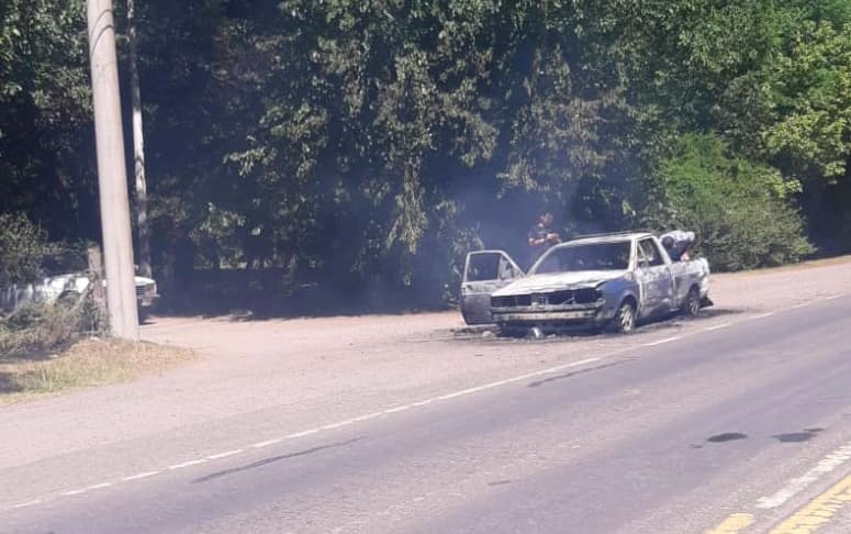 Se incendió un vehículo y el fuego se propagó a un campo