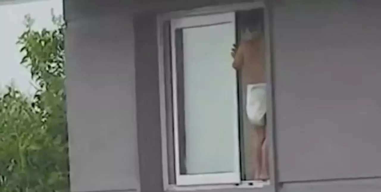 Video: dramático rescate de un nene de tres años a punto de caer desde la ventana de un segundo piso