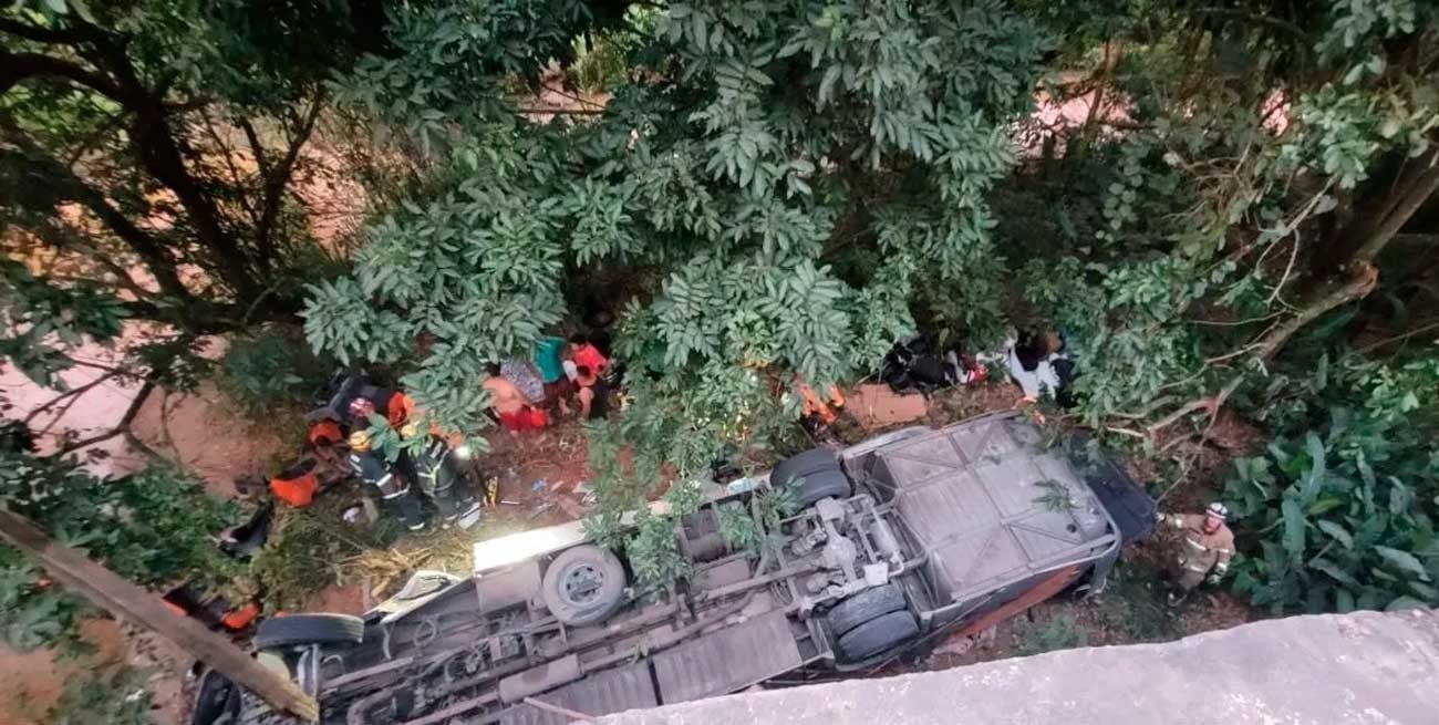Tragedia en Brasil: un colectivo cayó de un puente y murieron cuatro integrantes de un equipo de fútbol