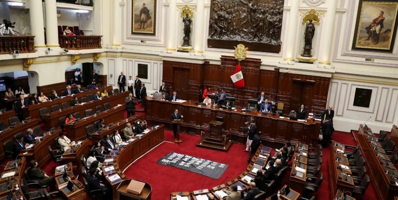 Perú: el Congreso aprueba volver a reconsiderar un adelanto electoral a 2023