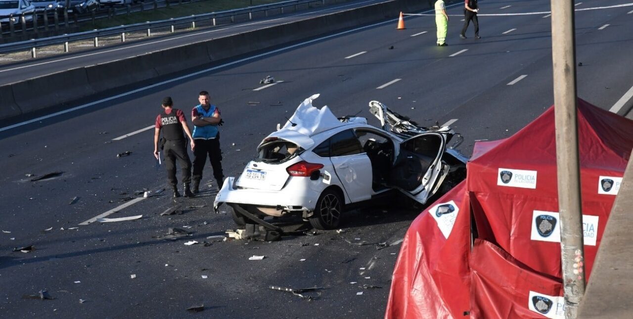 Perdió el control y murió al ser despedido del auto tras un choque en Buenos Aires