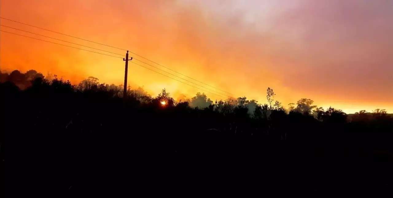 Impactante incendio en el Cerro del Toro de Piriápolis