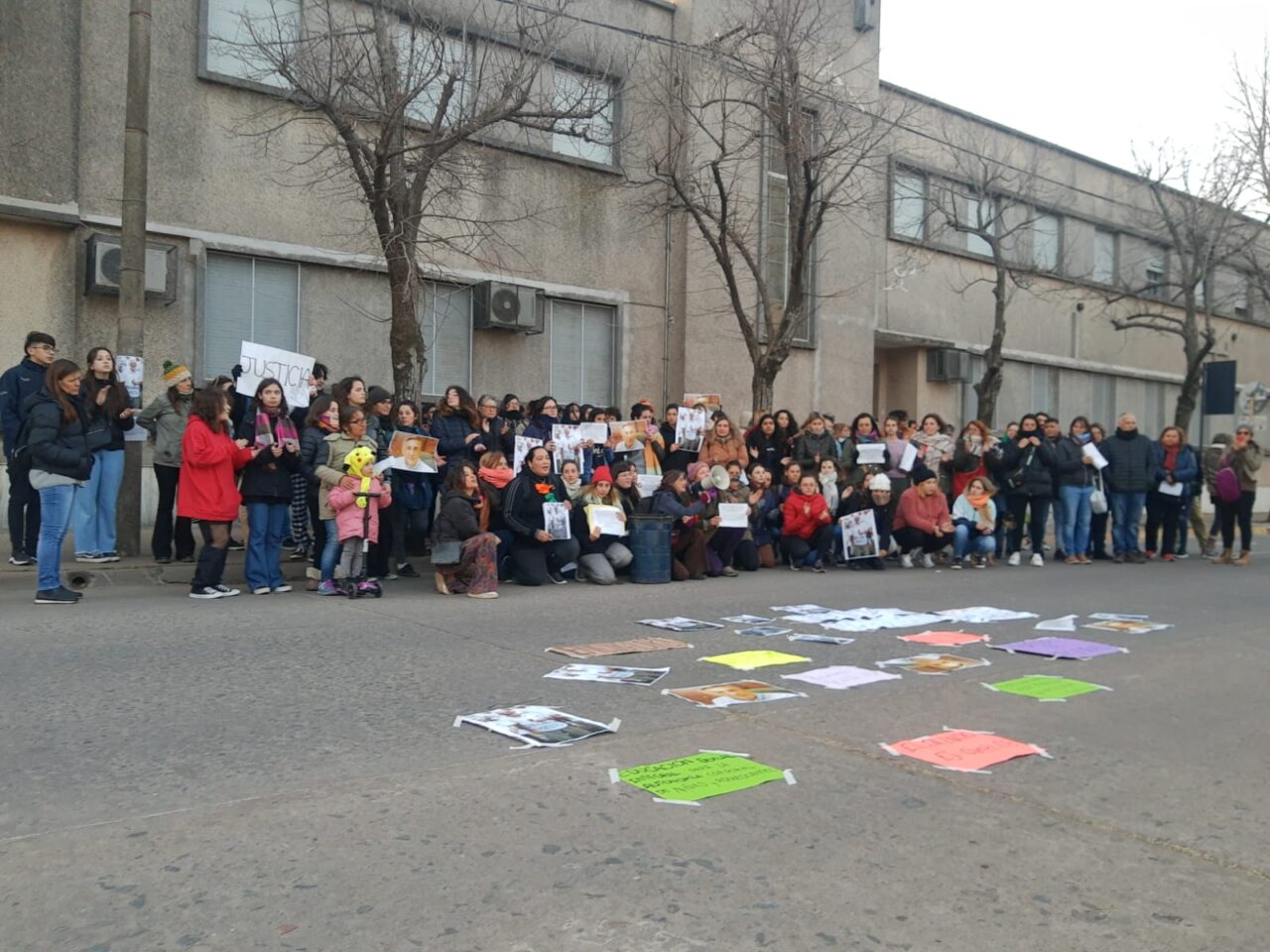 Una de las marchas frente al colegio venadense.