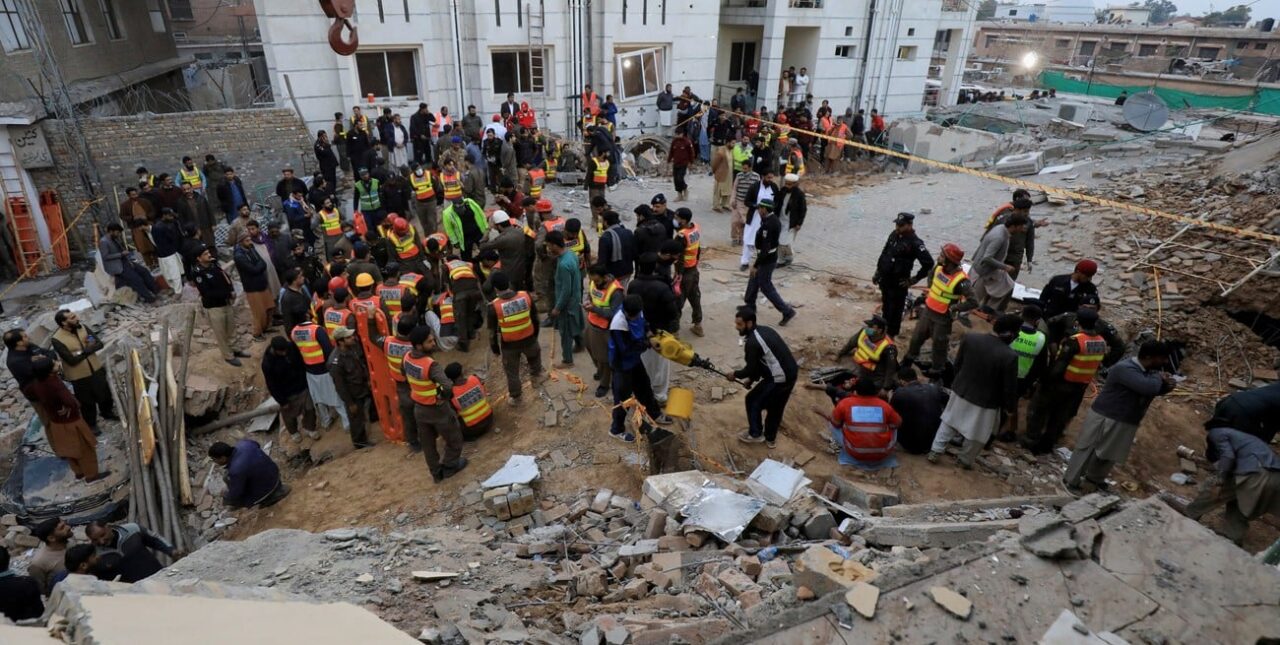 Ataque terrorista en una mezquita en Pakistán: al menos 60 muertos y varios heridos