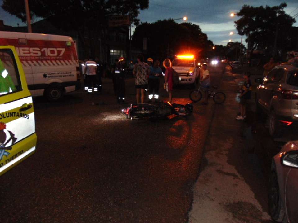 Venado Tuerto: dos jóvenes lesionados tras perder el control y caer en moto