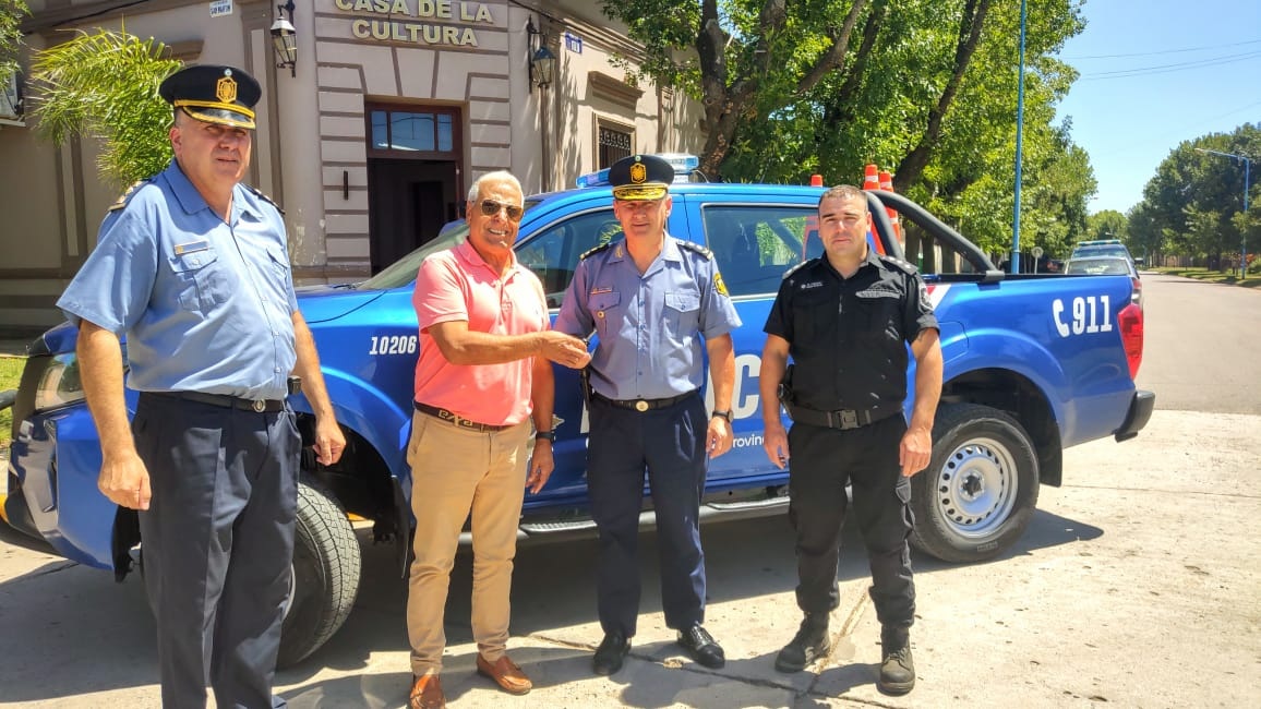 Entrega de camioneta policial a la Subcomisaría de Diego de Alvear
