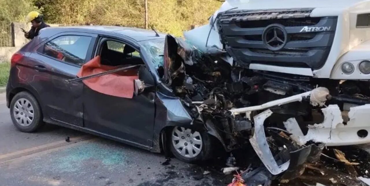 Tragedia: mueren dos personas tras choque entre auto y camión en Córdoba