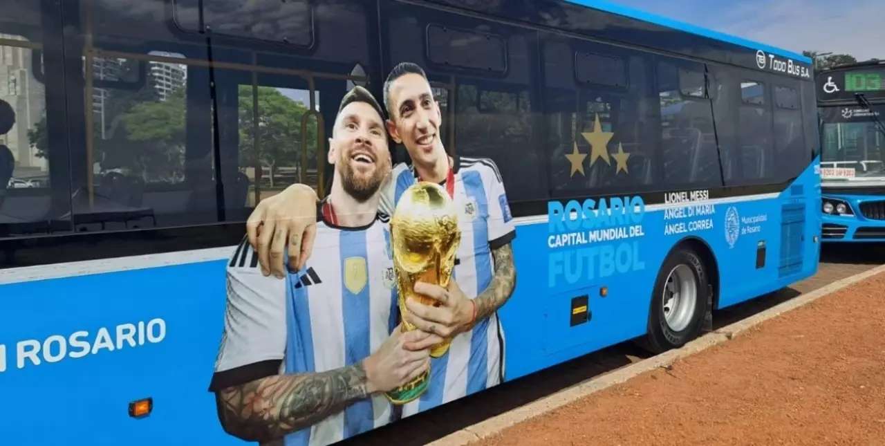 Se presentaron colectivos ploteados con Messi y Di María en Rosario