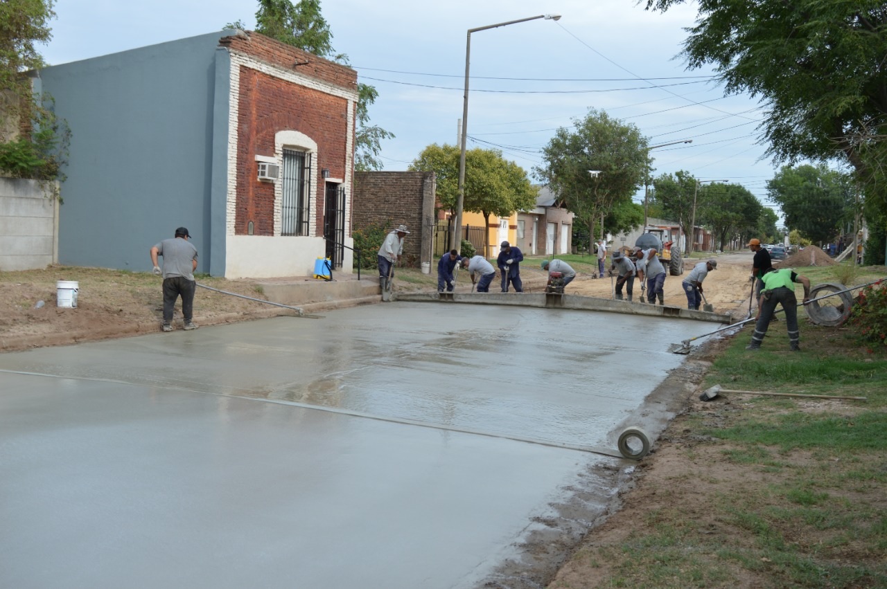 El gobierno municipal ejecuta una nueva cuadra de pavimento en barrio Norte