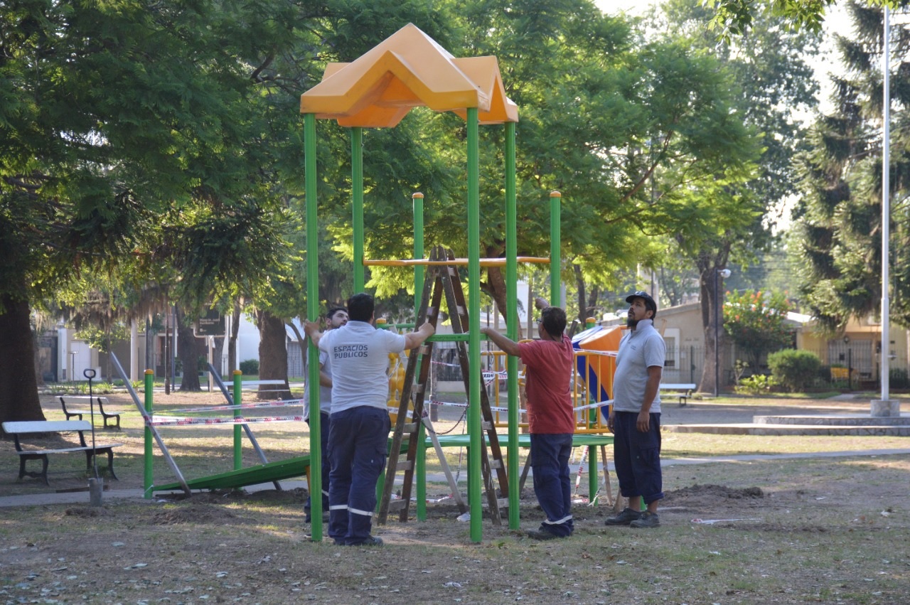 Colocan nuevos juegos infantiles en la plaza Dr. Juan Escribano